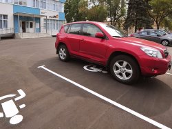 Москвичи смогут жаловаться на нарушения на парковках для инвалидов