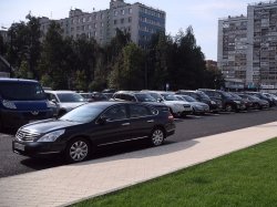 Основная масса жалоб на парковку на газонах в столице поступает через приложение «Помощник Москвы»