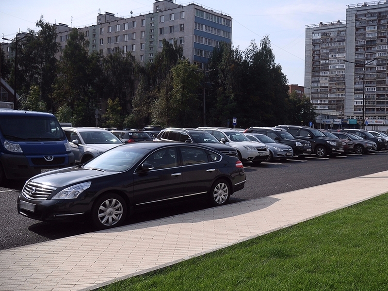 Основная масса жалоб на парковку на газонах в столице поступает через приложение «Помощник Москвы»