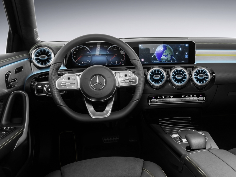 Новый Mercedes-Benz A-Class: официальные фото интерьера