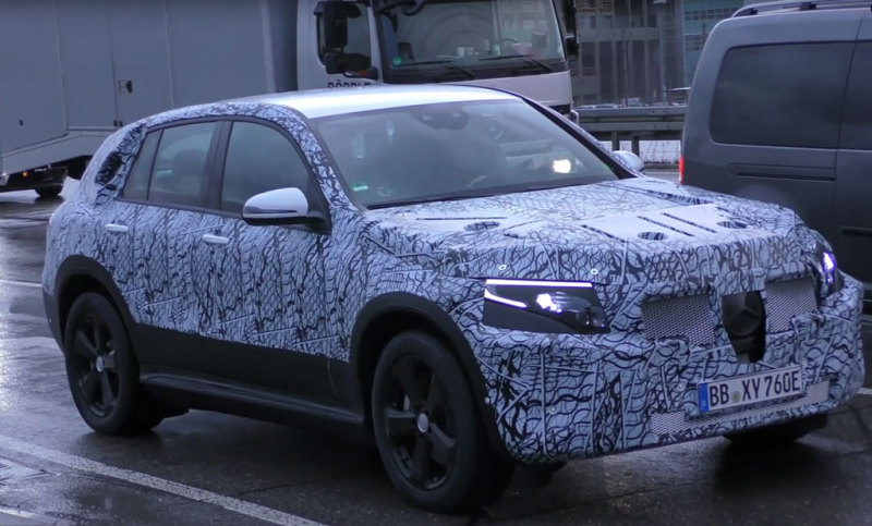 Электрический кроссовер Mercedes EQ C заметили на тестах