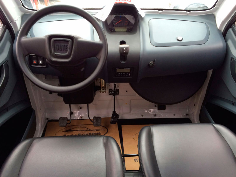 Примитивная приборная панель Bajaj Qute