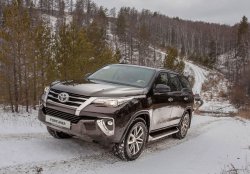 Toyota Fortuner с бензиновым двигателем начали продавать в России