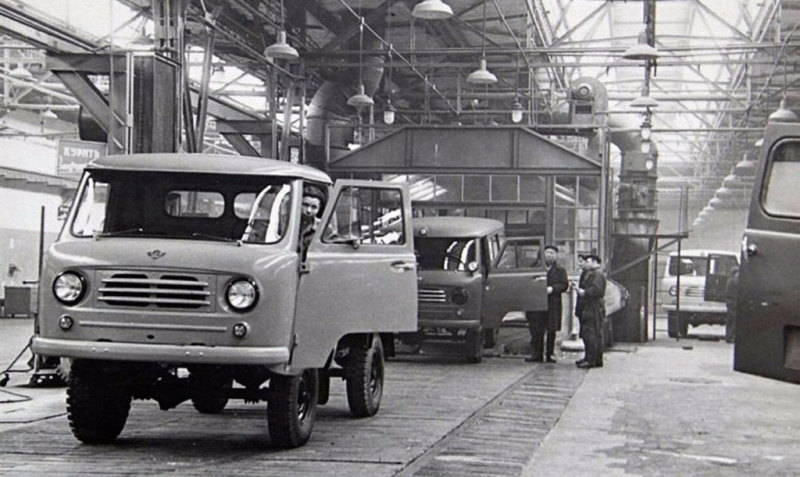 Первые УАЗ 450 сходят с конвейера в 1958 году