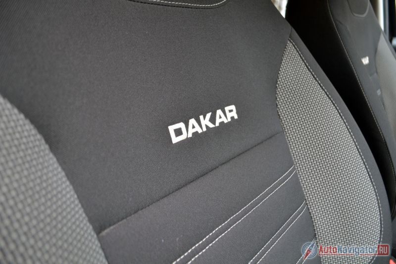 Комплектация Dakar среди других исполнений Duster отличается шильдиками на передних крыльях, вышивкой на сиденьях, алюминиевыми накладками на порогах и пластиковыми накладками на колесных арках.