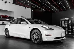 Компактный электромобиль Tesla Model 3 в России будет стоит от 3,5 млн. рублей