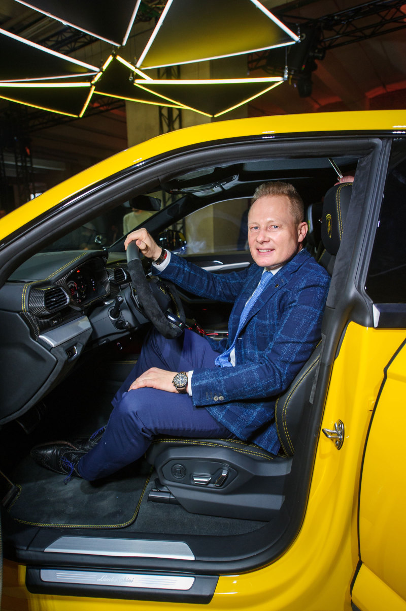 Глава дизайн-студии Lamborghini Centro Stile Митя Боркерт за рулём Lamborghini Urus