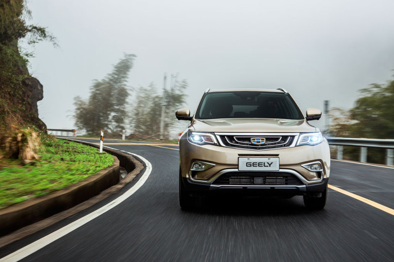 На кроссовер Geely Atlas объявлены комплектации для российского рынка