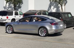 Двухмоторная Tesla Model 3 проходит испытания