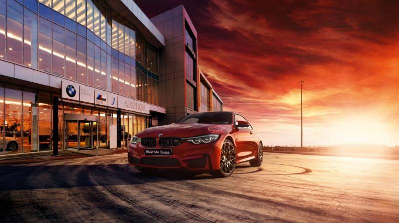 Город засыпает. Просыпается М.