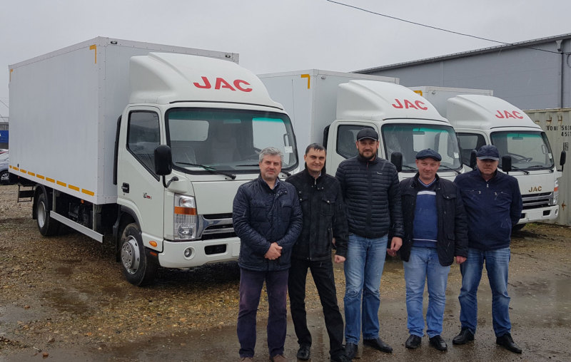 Клиент выбирает грузовики JAC