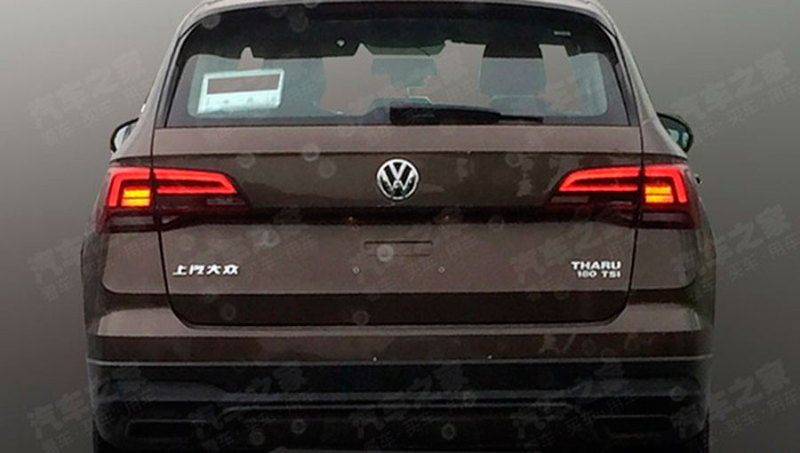 Шильдики Volkswagen Tharu на пятой двери тестового прототипа
