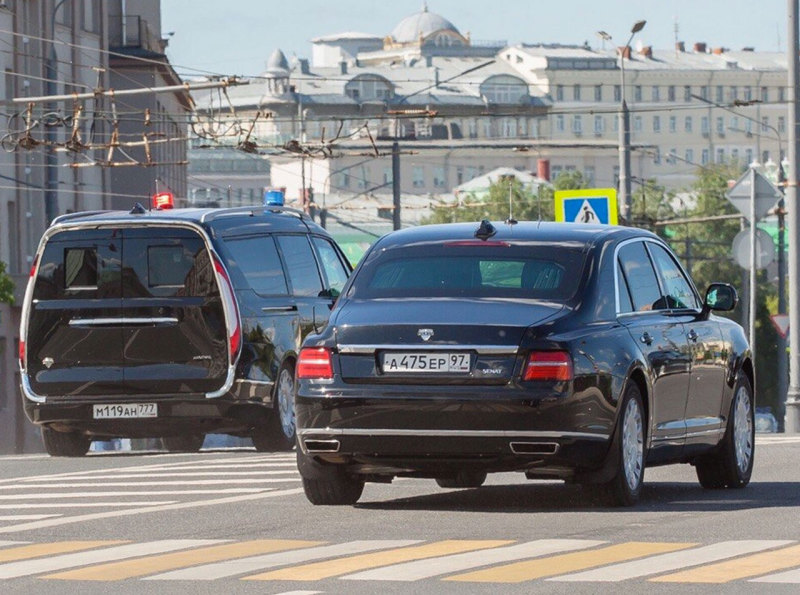 Бронированный седан Aurus Senat вместе с микроавтобусом Arsenal в сопровождении.