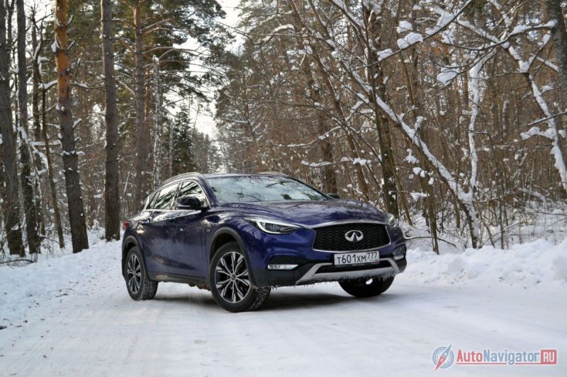 QX 30 по большому счету не является кроссовером, это приподнятый на 3 сантиметра хэтчбек Q30. Возможно, именно поэтому автомобиль смотрится очень приятно и компактно. 
По паспорту клиренс кроссовера чуть больше 20 см, но в действительности под днищем есть детали, расположенные ниже.