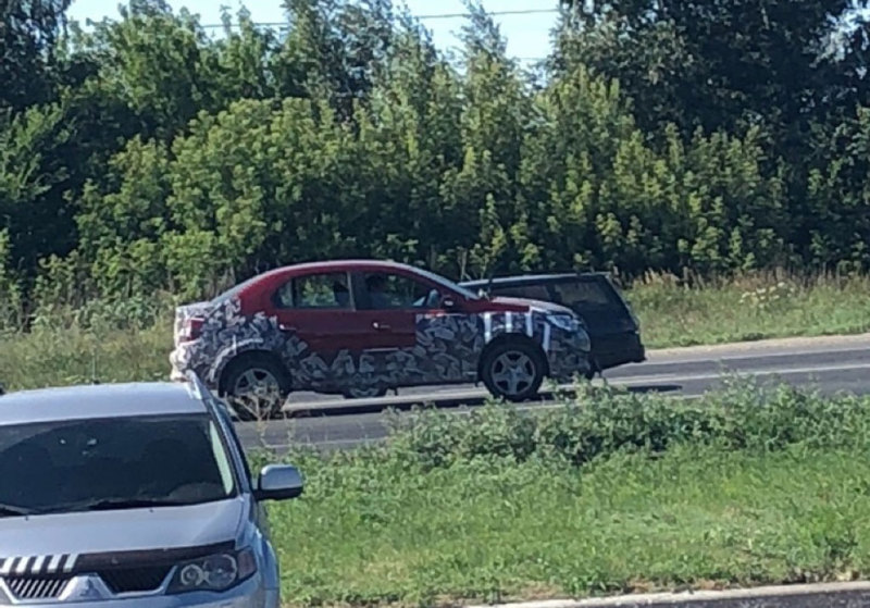 Кросс-версия седана Renault Logan замечена на тестах