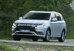 Обновлённый Mitsubishi Outlander появится в России осенью