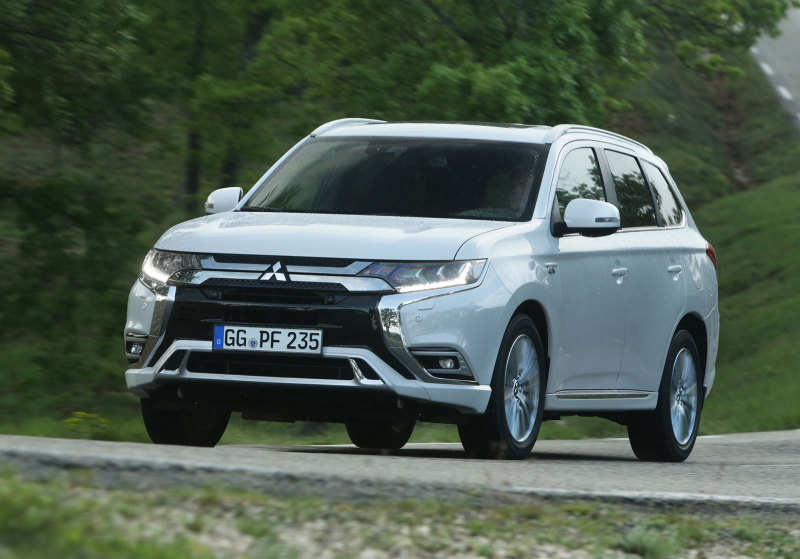 Обновлённый Mitsubishi Outlander появится в России осенью
