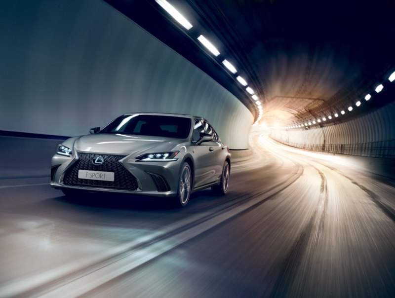 Новый седан Lexus ES появился у российских дилеров, цены от 2.580.000 рублей