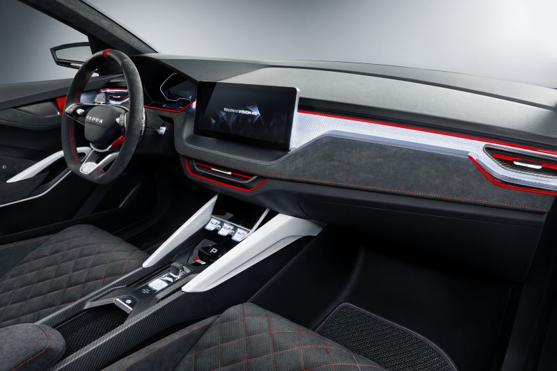 Салон концепта Skoda Vision RS с "планшетом" бортовой системы на панели показывает общие черты оформления интерьера будущей серийной модели