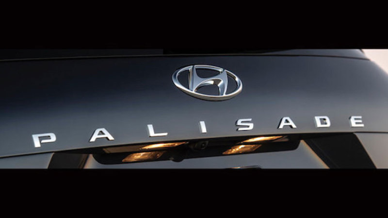 Лого с названием модели Hyundai Palisade на задней двери