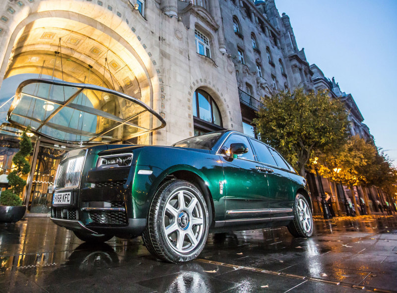 Rolls-Royce Cullinan появился у российских дилеров