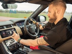 Jaguar Land Rover представляет технологию автоматического открывания дверей