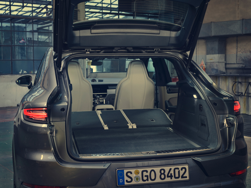 Багажное отделение Porsche Cayenne Turbo Coupe