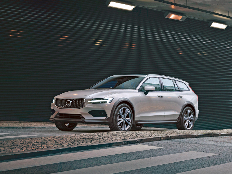 Volvo V60 Cross Country: в России от 3.069.000 рублей