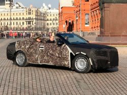 Кабриолеты Aurus Senat испытывают на Красной Площади в Москве