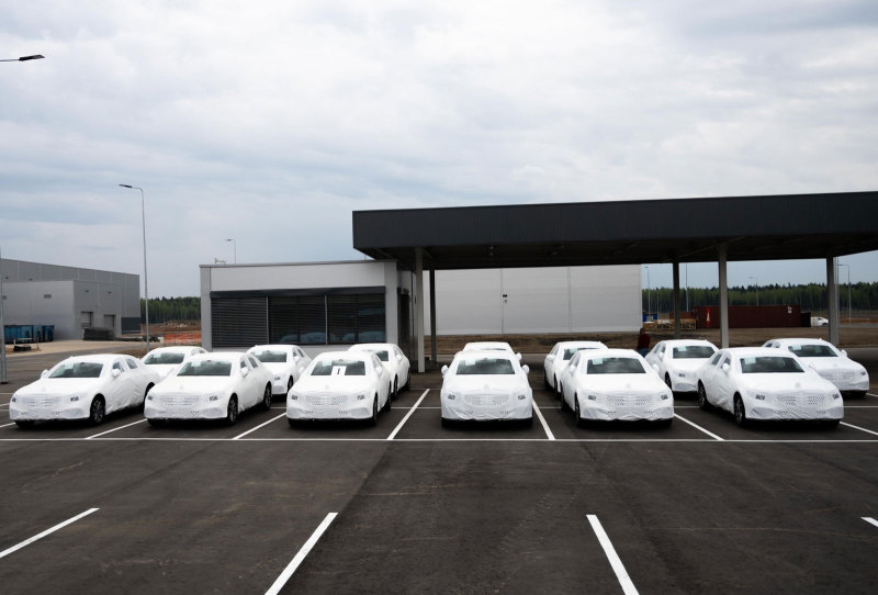 Собранные автомобили на площадке готовой продукции