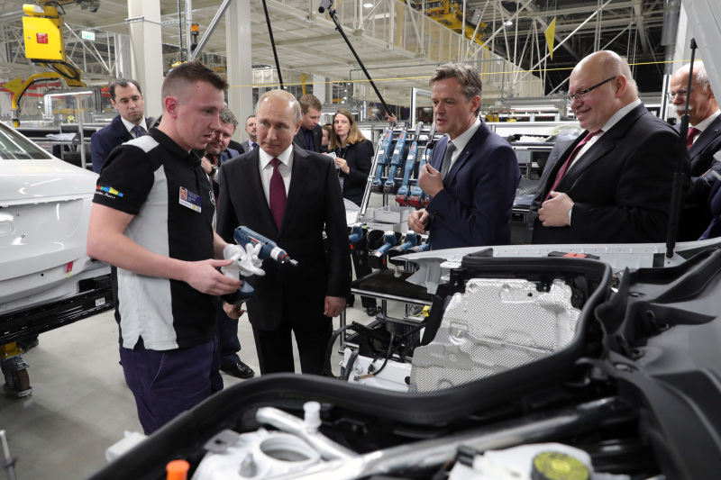 Демонстрационная сборка седанов Мерседес-Бенц "Е-Класса" во время открытия завода