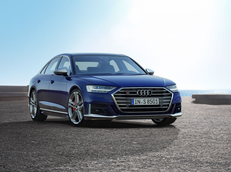 Большой "заряженный" седан Audi S8 представлен в новом поколении