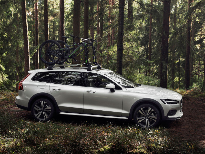 Volvo V60 Cross Country появился у дилеров по цене от 3.069.000 руб.