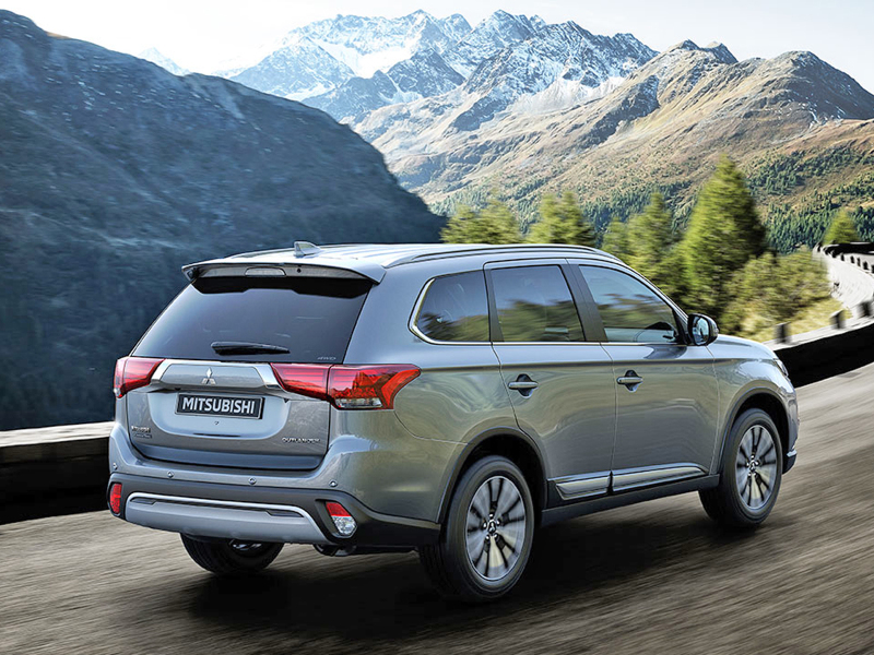 Семиместный Mitsubishi Outlander: в России от 2.073.000 руб.