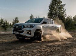 Пикап Toyota Hilux Exclusive Black появился у российских дилеров