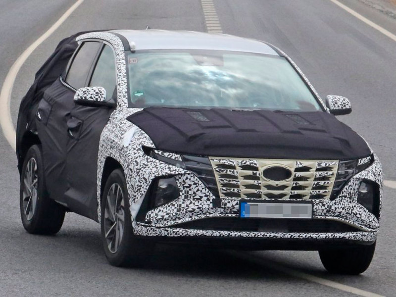 Новый Hyundai Tucson 2021 лишился части камуфляжа на испытаниях