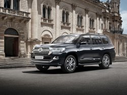 Обновлённый Toyota Land Cruiser 200 появился в России: от 4.725.000 руб.
