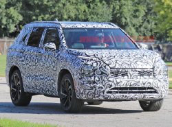 Новый Mitsubishi Outlander 2021 снова попался на испытаниях
