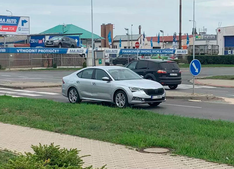 Новая Skoda Octavia 2020 почти без камуфляжа замечена на дорогах