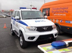 Полицейский УАЗ "Патриот" показали Дмитрию Медведеву