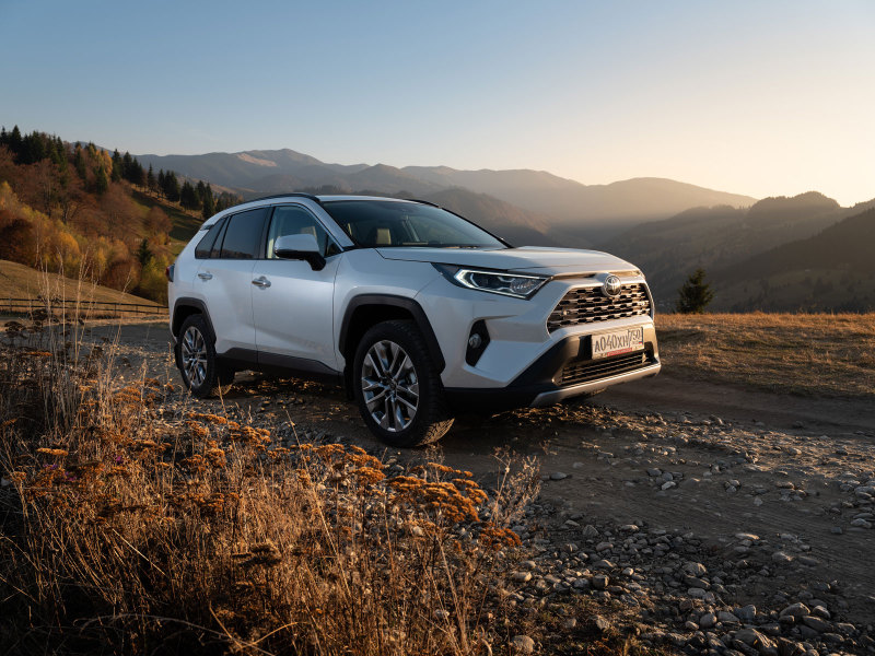 Новая Toyota RAV4 появилась у российских дилеров