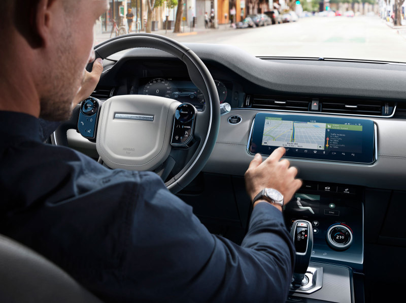 Автомобили Jaguar и Land Rover "в базе" получили беспроводное обновление софта