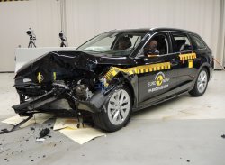 Новая Skoda Octavia разбилась на 5 баллов