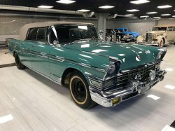 ЗИЛ-111В встречавший Юрия Гагарина и другие ретро авто выставят на продажу в Москве