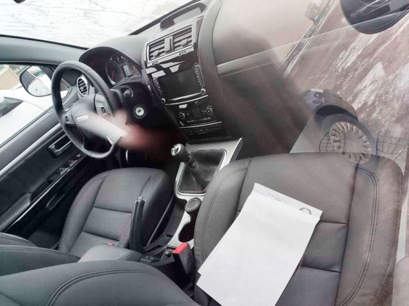 Салон Haval H5 с отделкой искусственной кожей и вставками под алюминий
