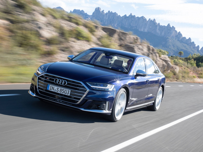 Новый динамичный седан Audi S8 появился в России: от 10.290.000 руб.