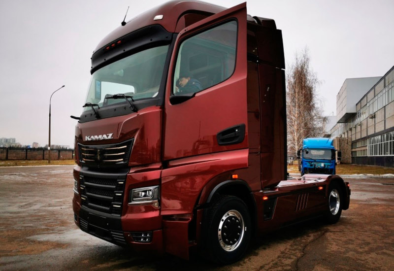 На заднем плане здесь скорее всего стоит прототип среднетоннажного грузовика "КамАЗ Компас" с кабиной от JAC
