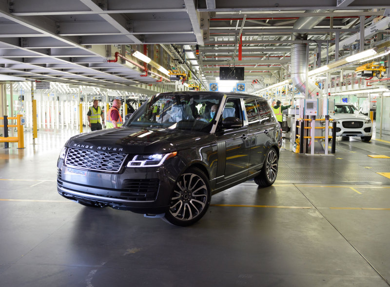 Автомобили Range Rover начали собирать с социальной дистанцией