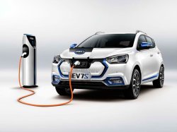 Китайский электромобиль JAC iEV7S начнут продавать в России с августа