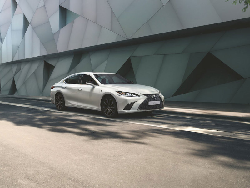 Lexus ES 250 F SPORT: в Россиии от 3.183.000 руб.